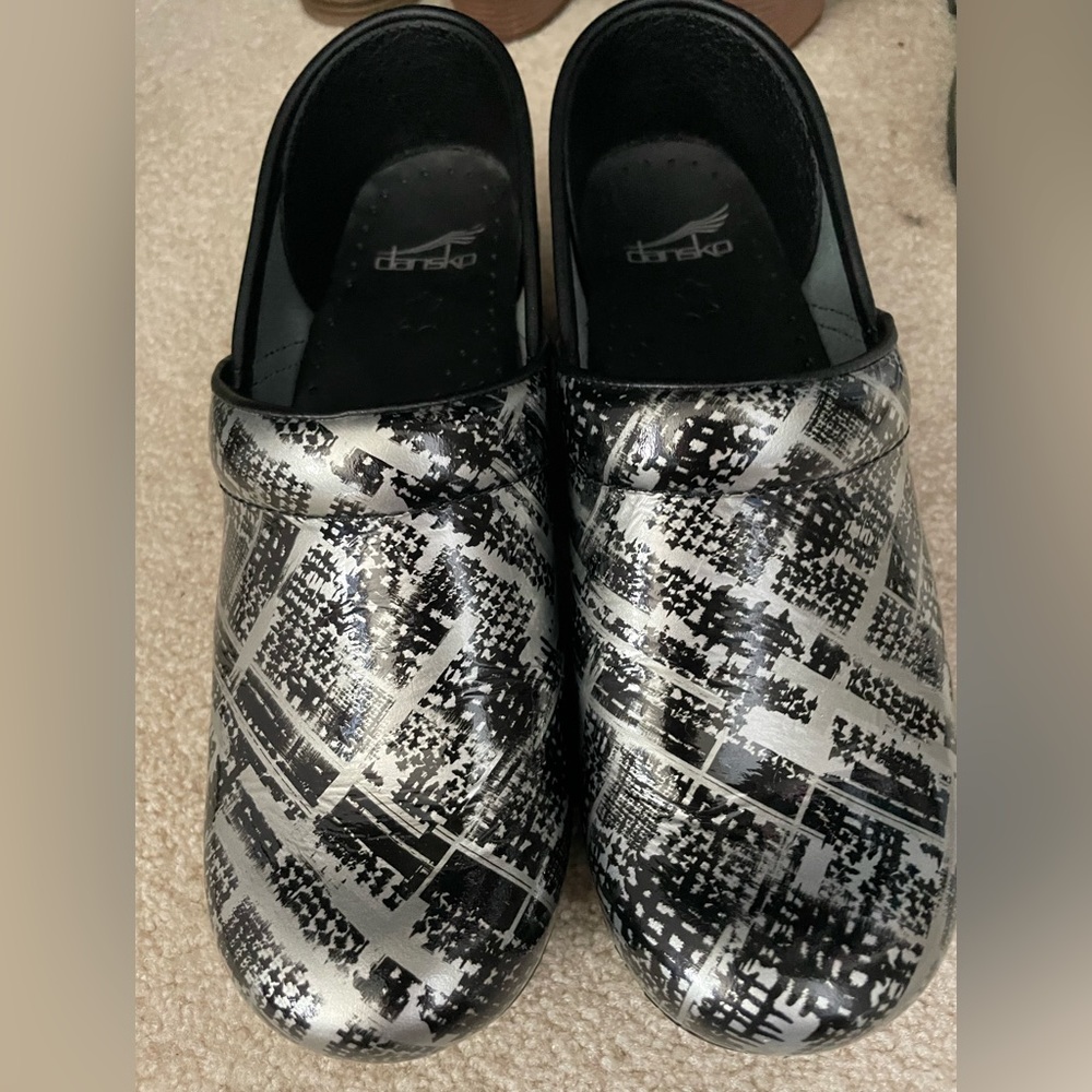 Dansko women’s clogs, like new, size 39